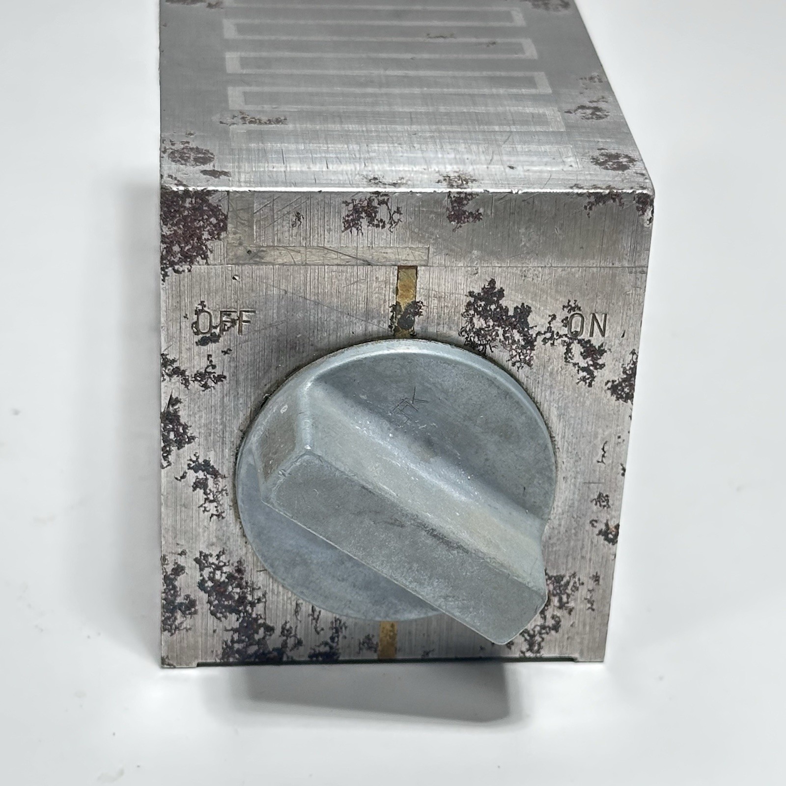 OLDER BROWN AND SHARPE MAGNETIC CHUCK BLOCK WITH WOODEN CASE TESTED